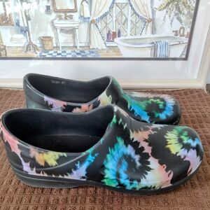 Women's Crocs "Neria Pro II" Graphic Black Tie-Dye Work Clogs. Size 8. Very Good